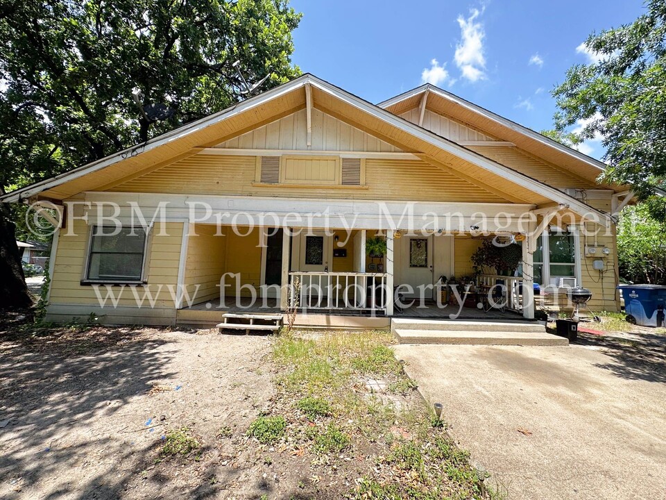 102 W Denton St-Unit -B in Ennis, TX - Foto de edificio