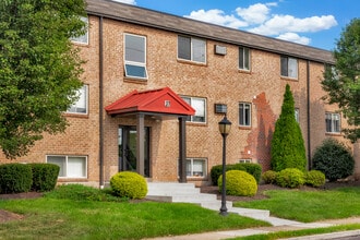Pear Tree Court in Stowe, PA - Foto de edificio - Building Photo