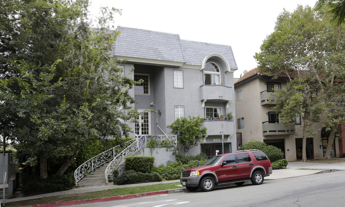 15134 Moorpark St in Sherman Oaks, CA - Building Photo