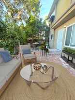 1040 N Sierra Bonita Ave, Unit 1 in West Hollywood, CA - Building Photo