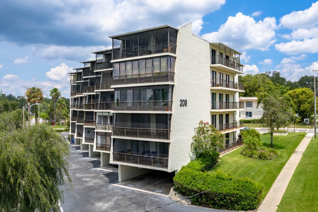 Lake Howard Terrace in Winter Haven, FL - Building Photo