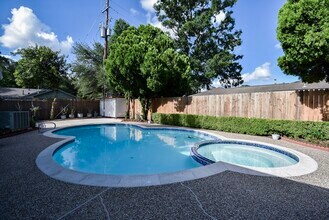 5666 Overbrook Ln in Houston, TX - Building Photo - Building Photo