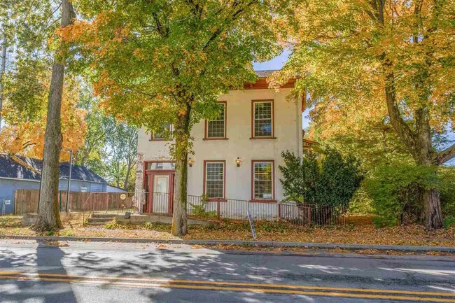 207 E Main St in Centerville, IN - Foto de edificio - Building Photo