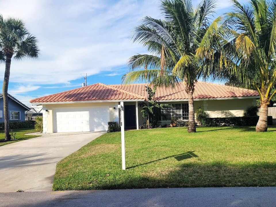 1927 Sharon St in Boca Raton, FL - Building Photo