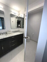 801 Brickell Ave, Unit 22A in Miami, FL - Building Photo - Building Photo