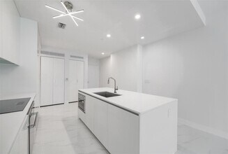 700 NE 24th St, Unit 904 in Miami, FL - Foto de edificio - Building Photo