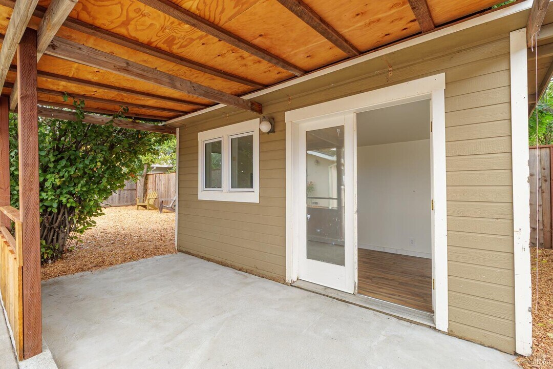 996 Simmons Ln in Novato, CA - Building Photo
