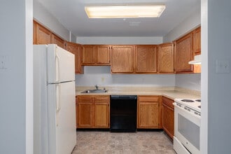 Smallwood Gardens in Waldorf, MD - Building Photo - Interior Photo