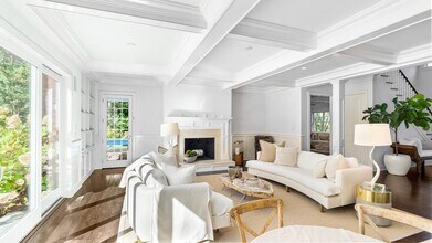 14 West Hills Ct in Southampton, NY - Building Photo - Building Photo