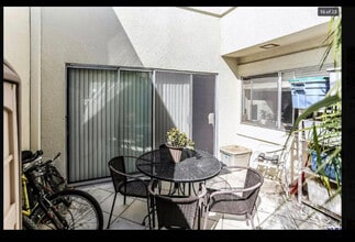 18530 Mayall St, Unit D in Northridge, CA - Building Photo - Building Photo