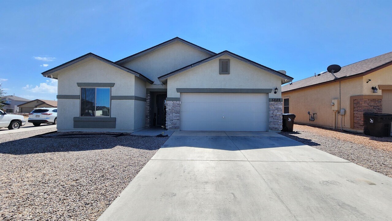 5880 Alpha Cir in Santa Teresa, NM - Building Photo