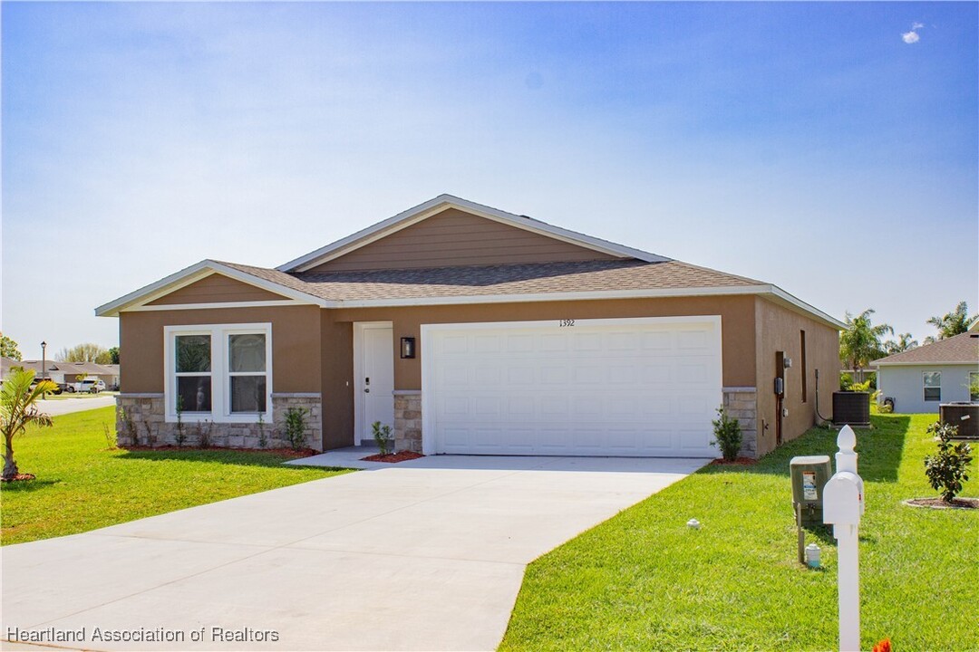 1392 Stone Ridge Cir in Sebring, FL - Foto de edificio