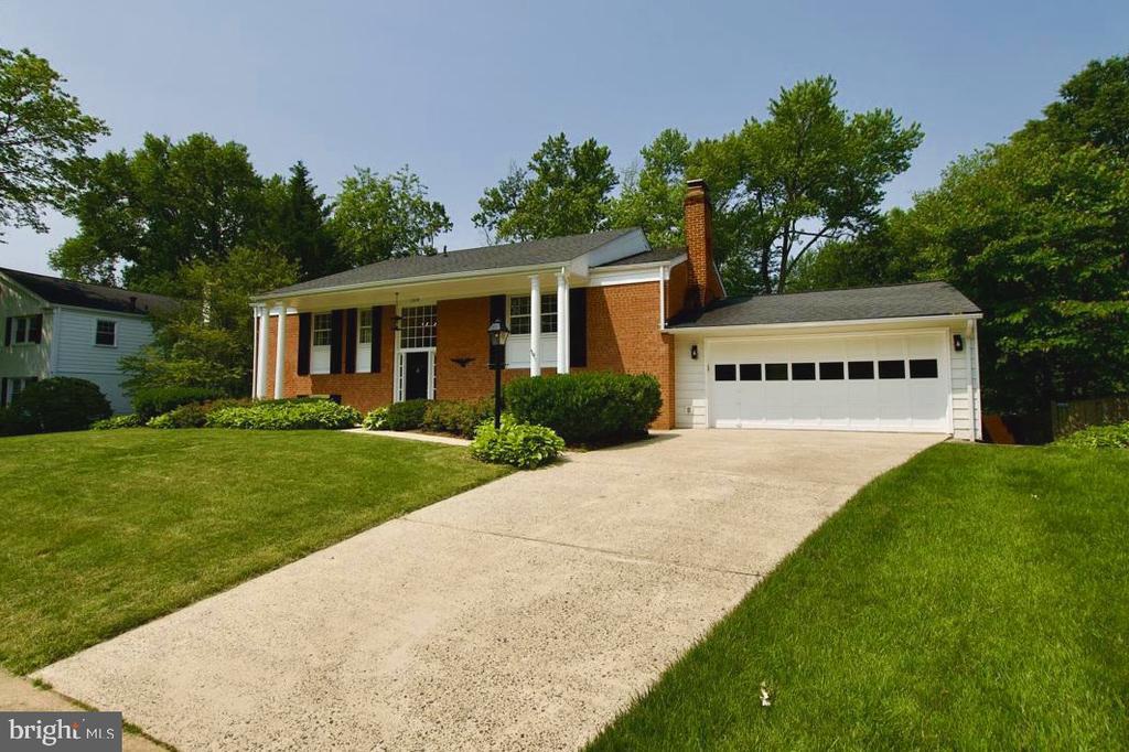 1318 MacBeth St in McLean, VA - Building Photo