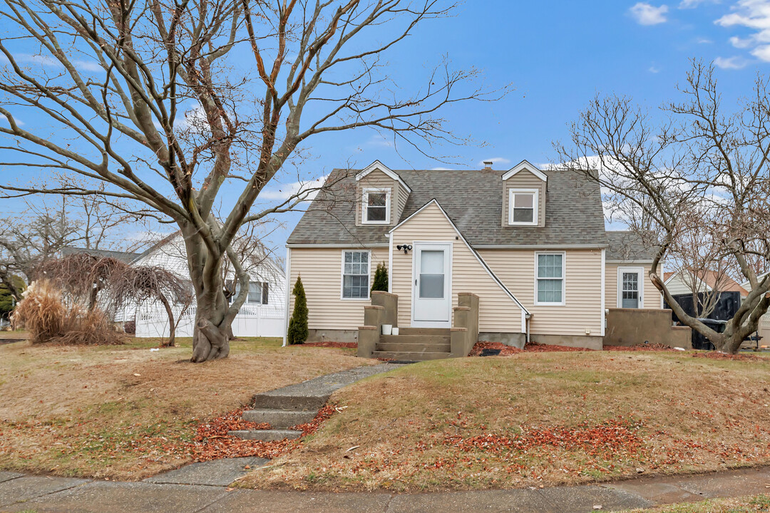 61 Alden Pl in Milford, CT - Building Photo