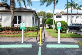 Legacy Palm Isle in Miami, FL - Building Photo - Building Photo