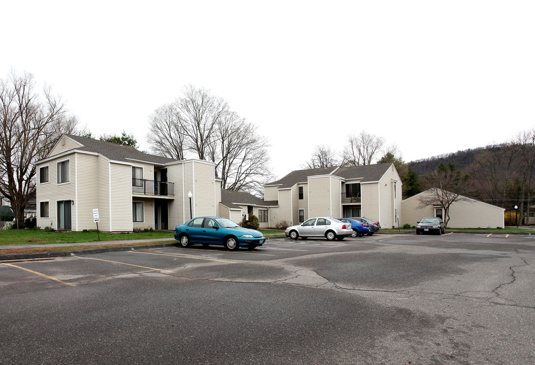 Maple Glen in Canton, CT - Building Photo