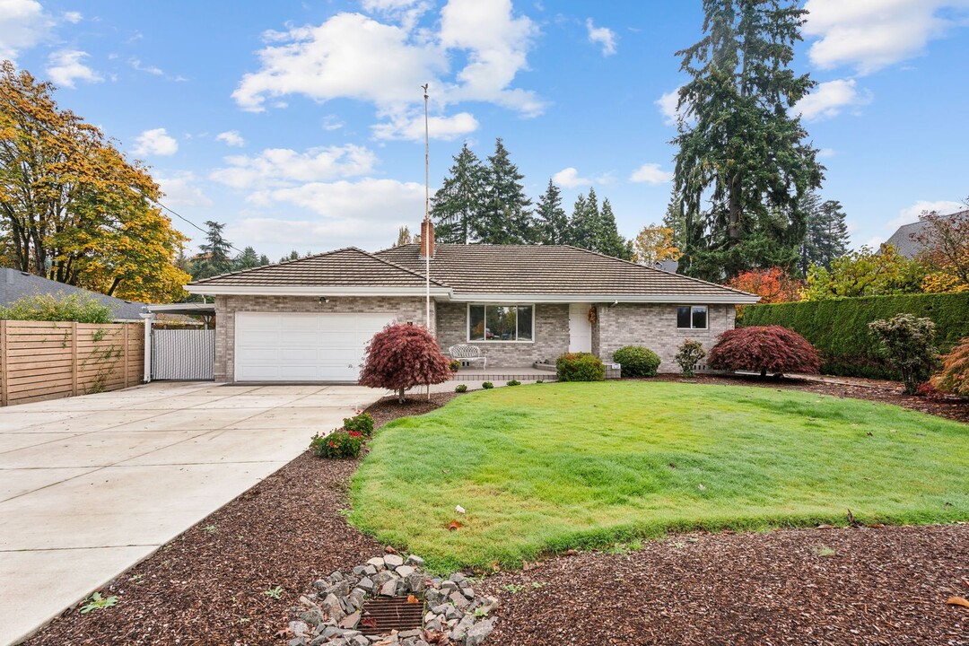 2780 NE Jackson School Rd in Hillsboro, OR - Building Photo