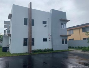 486 E 30th St-Unit -101,102, 201,202 in Hialeah, FL - Building Photo - Building Photo