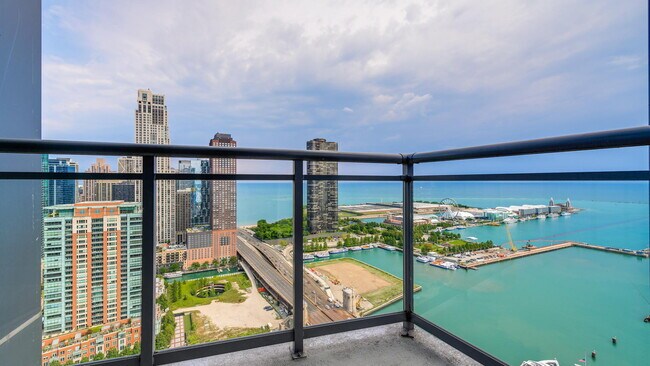 450 E Waterside Dr in Chicago, IL - Foto de edificio - Building Photo