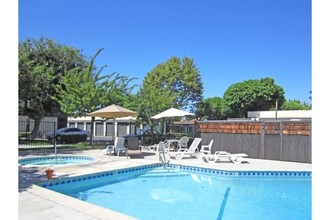 Coast Apartments in Costa Mesa, CA - Foto de edificio - Building Photo