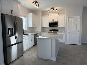 15642 W Devonshire Ave in Goodyear, AZ - Foto de edificio - Building Photo