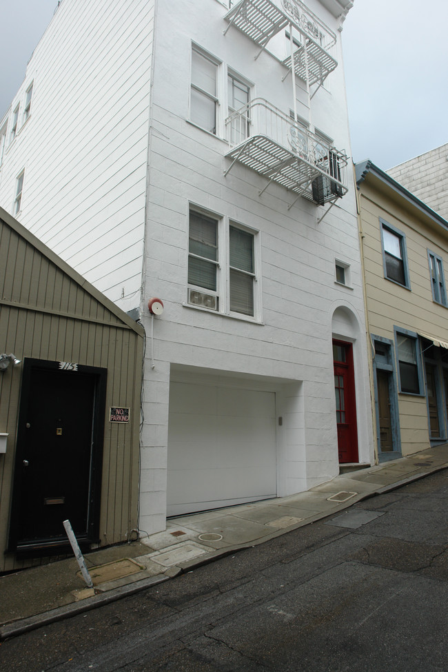 121 Varennes St in San Francisco, CA - Building Photo - Building Photo