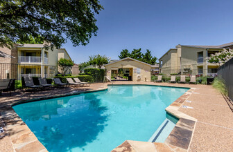 Your Dream Home Awaits! in Desoto, TX - Foto de edificio - Building Photo