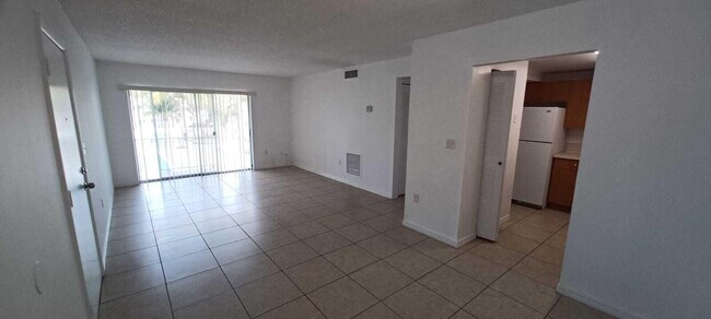 405 Executive Center Dr in West Palm Beach, FL - Building Photo - Building Photo