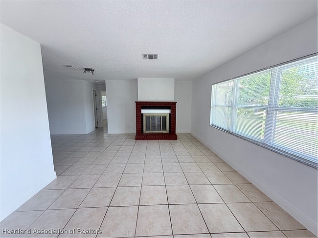 944 Galaxy Ave in Sebring, FL - Foto de edificio - Building Photo