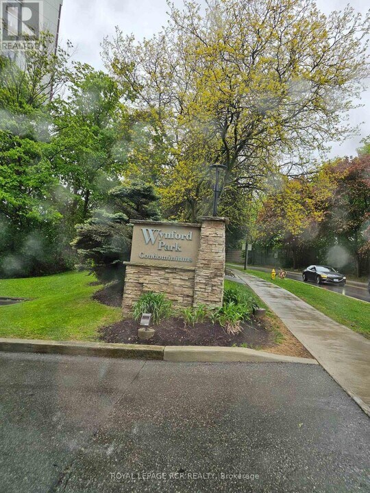 10-1710 Edgecliff Golfway in Toronto, ON - Building Photo