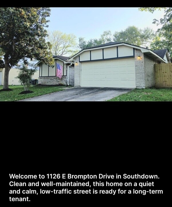 1126 E Brompton Dr in Pearland, TX - Building Photo