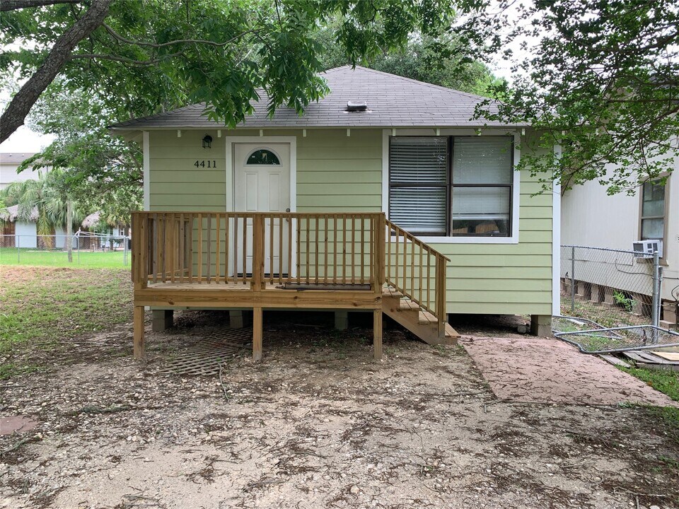 4413 6th St in Bacliff, TX - Building Photo