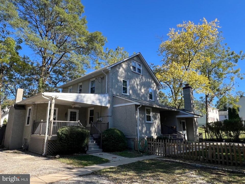 410 W Wayne Ave in Wayne, PA - Building Photo