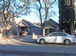 4611-4613 Russell Ave in Los Angeles, CA - Building Photo - Building Photo