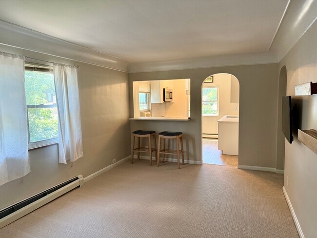 2317 Monroe Ave, Unit 1 in Cincinnati, OH - Foto de edificio - Building Photo