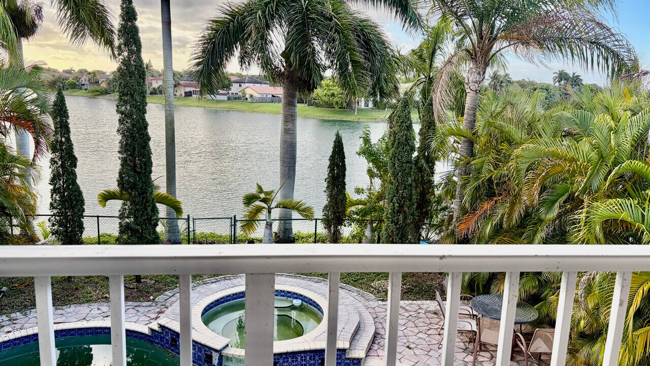 13553 SW 124th Avenue Rd in Miami, FL - Foto de edificio