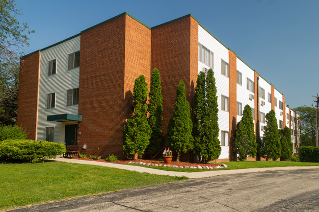 Pinehaven Apartments in Milwaukee, WI - Foto de edificio - Building Photo