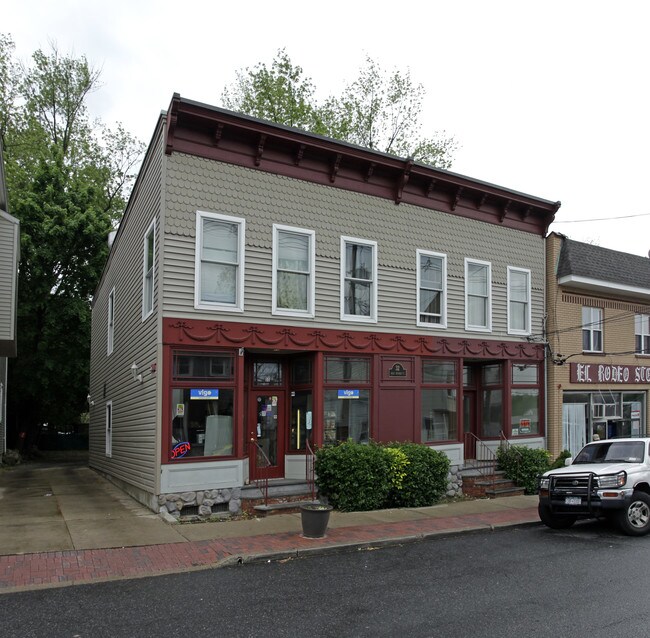 32 W Prospect St in Waldwick, NJ - Building Photo - Building Photo