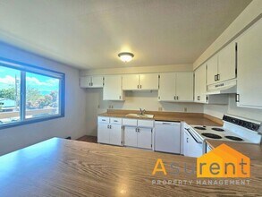 65 Woolen Way in Ashland, OR - Building Photo - Building Photo