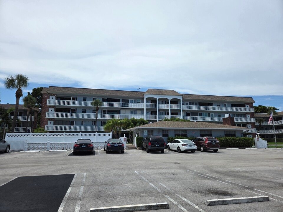 1965 SE 5th Ct, Unit 105 N in Pompano Beach, FL - Foto de edificio