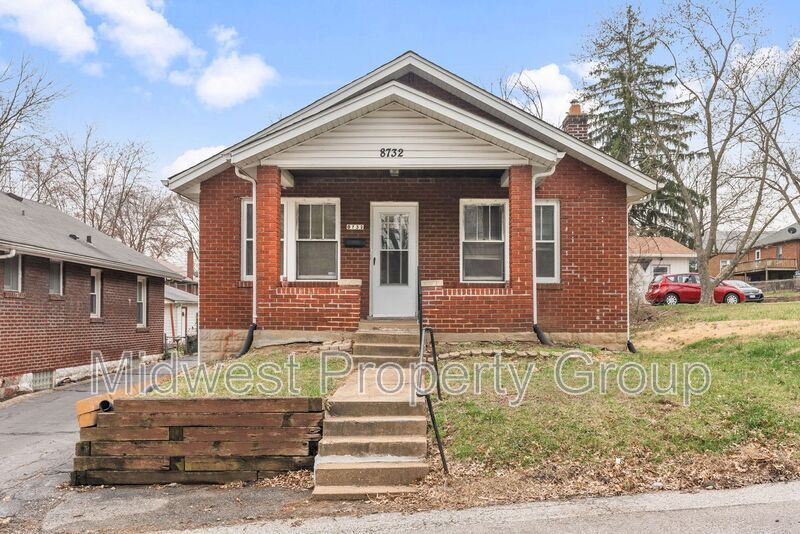 8732 Ezra Dr in St. Louis, MO - Building Photo