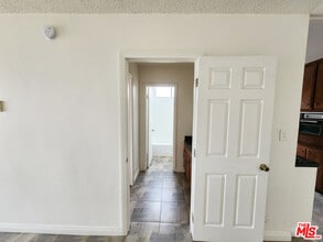 425 S Kenmore Ave in Los Angeles, CA - Building Photo - Building Photo