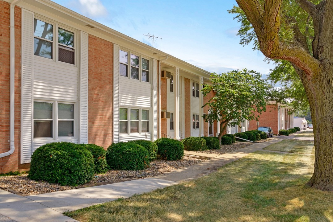 Plaza Manor in Urbandale, IA - Foto de edificio