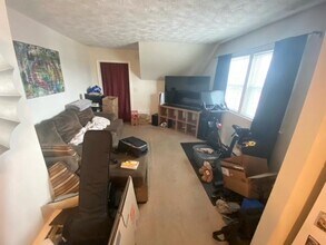 96 Oakdale Ave, Unit upstairs in Manchester, NH - Building Photo - Building Photo