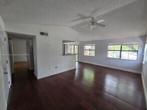 10681 SW 156th Pl in Miami, FL - Foto de edificio - Building Photo