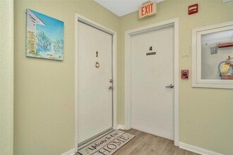7400 Sun Island Dr S, Unit 401 in South Pasadena, FL - Foto de edificio - Building Photo