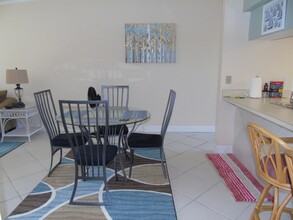 4048 Oakview Dr, Unit F2-3 in Port Charlotte, FL - Foto de edificio - Building Photo