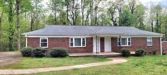 448 22nd Ave NE in Hickory, NC - Building Photo
