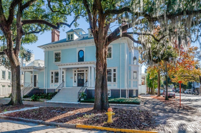 121 W Hall St in Savannah, GA - Foto de edificio - Building Photo