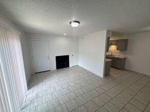 904 N Bishop St in San Marcos, TX - Foto de edificio - Building Photo